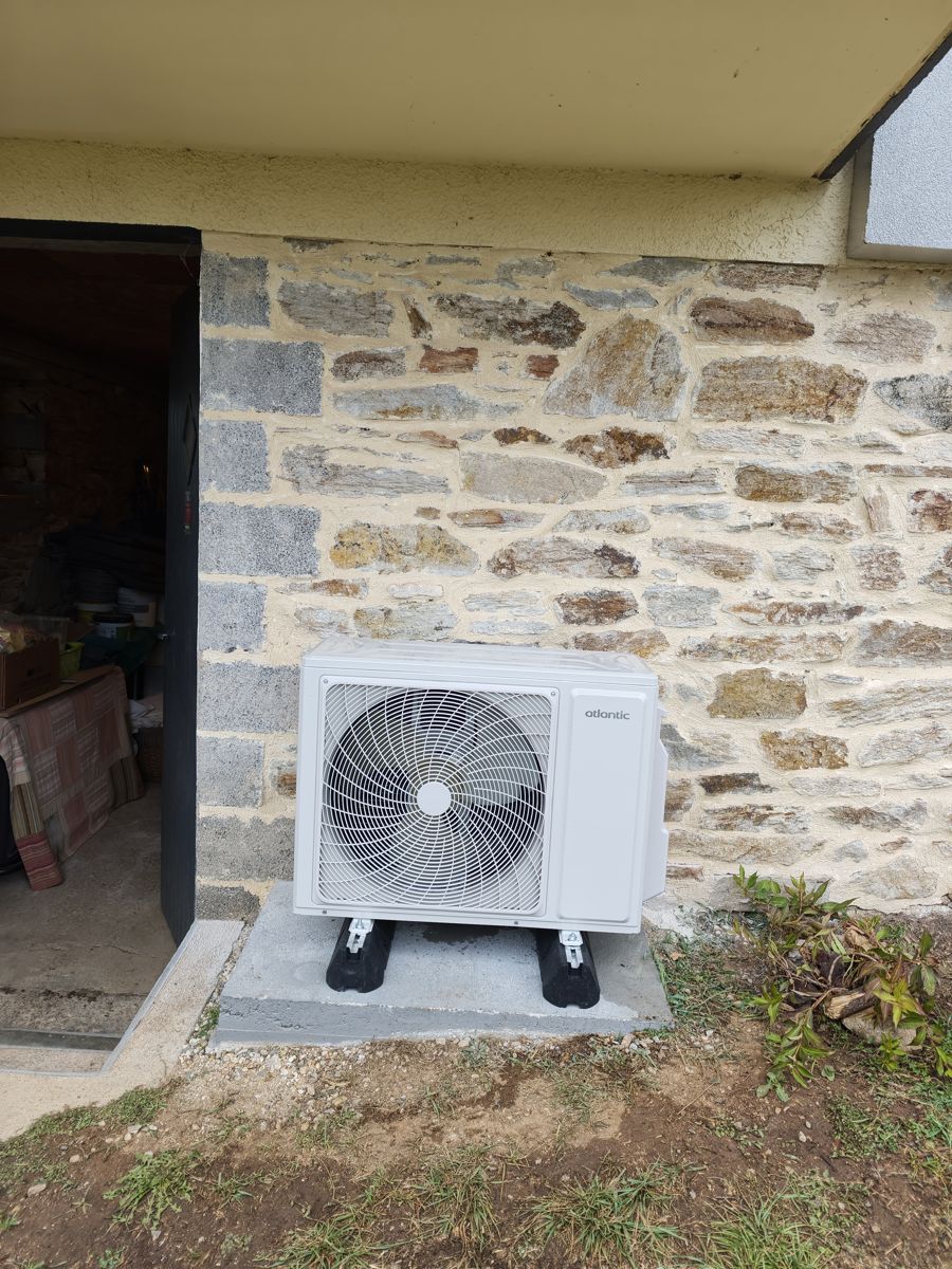 Pompe à chaleur Atlantic sur maison en pierre